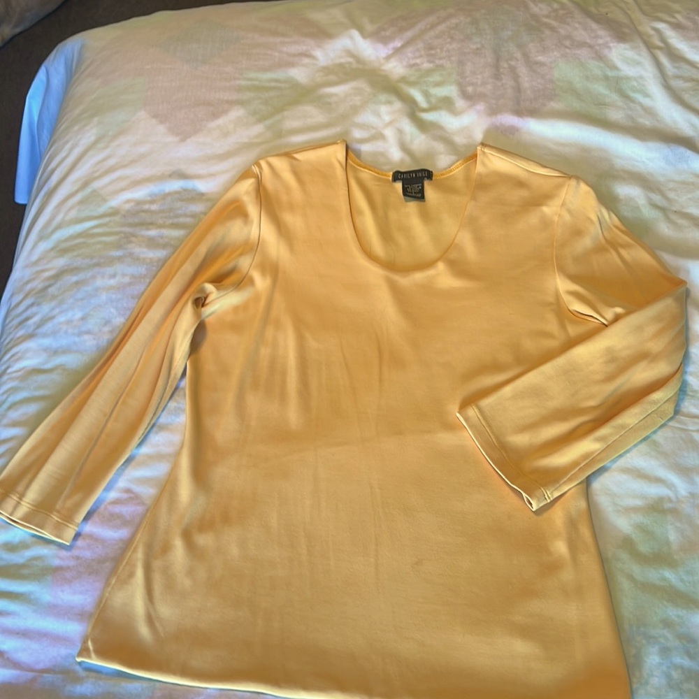 Carilyn Vaile top size large three-quarter sleeves scoopneck in a butter yellow